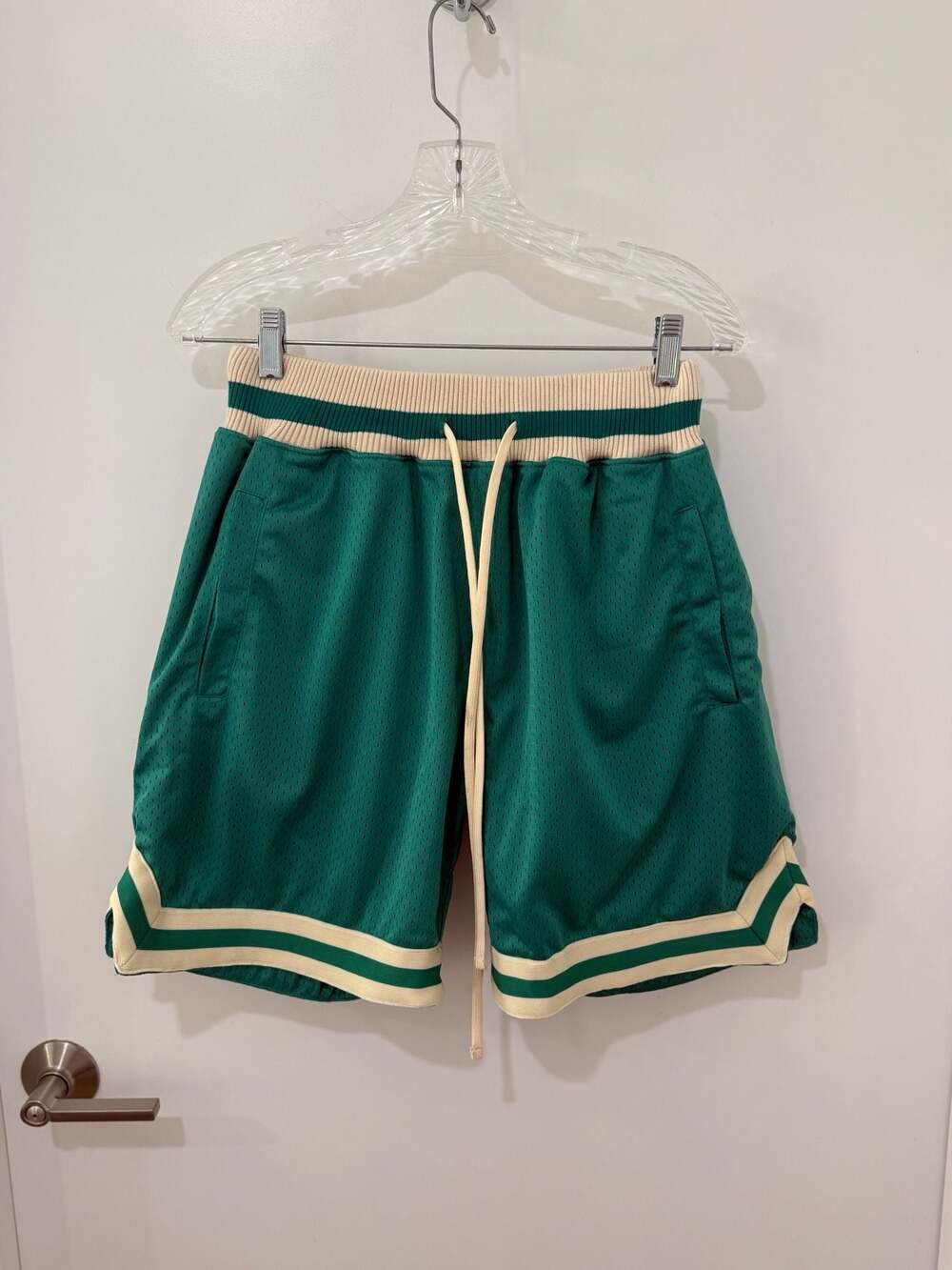 *MNML LA* Mesh Basketball Shorts with Contrast Ribbed Waistband and Hem in Fores
